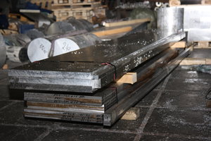 Заготовки из плит АК4-1ЧТ с АТП. Справа &quot;прицепом&quot; кромки. Они и как свидетели, и иногда сгодятся на технологические нужды. (4546 просмотров) <a class='original' href='./download/file.php?id=102939&mode=view' target=_blank>Загрузить оригинал (7.99 МБ)</a>