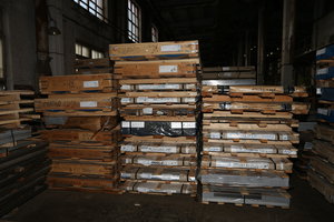 Ящики с алюминиевыми листами. Но внутри бывает заводской  брак. Издержки. (4852 просмотра) <a class='original' href='./download/file.php?id=103503&mode=view' target=_blank>Загрузить оригинал (8.99 МБ)</a>