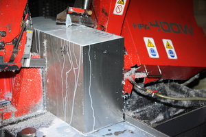 Нарезка кубиков из алюминиевых плит. (5584 просмотра) <a class='original' href='./download/file.php?id=109018&mode=view' target=_blank>Загрузить оригинал (10.33 МБ)</a>