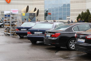 Какие-то мерседесф запарковались на самой дорогой парковке в России (7914 просмотров) <a class='original' href='./download/file.php?id=111863&mode=view' target=_blank>Загрузить оригинал (9.9 МБ)</a>