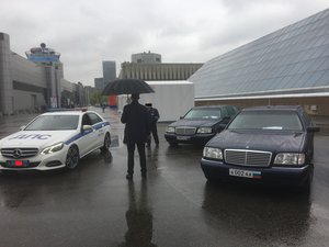 Джентельмен с зонтиком &quot;случайно&quot;  здесь оказался. Его точно не интересуют плиты из Д16Т, В95ПЧТ2, АМГ6. Только чистый воздух и место для курения. (7527 просмотров) <a class='original' href='./download/file.php?id=112488&mode=view' target=_blank>Загрузить оригинал (2.51 МБ)</a>