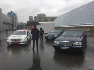 Просто покурить вышел из ближайшего павильона. Зонтик не проверяли на боеприпасы, ну уверяю всех, у него разрешения на них есть, и наш автохлам просто мешал пройти уважаемому джентельмену. (7527 просмотров) <a class='original' href='./download/file.php?id=112489&mode=view' target=_blank>Загрузить оригинал (2.62 МБ)</a>