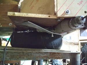 чтобы все это могло вибрировать подсунул свою старую шину (2931 просмотр) <a class='original' href='./download/file.php?id=117126&mode=view' target=_blank>Загрузить оригинал (1.53 МБ)</a>