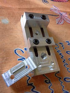 К столу крепятся бесхотростно-двумя болтами. Также, под неподвижной, кстати, не технологичной, губкой можно увидеть два недостающих отверстия с резьбами. Но это явление временное :) (3405 просмотров) <a class='original' href='./download/file.php?id=117782&mode=view' target=_blank>Загрузить оригинал (458.1 КБ)</a>