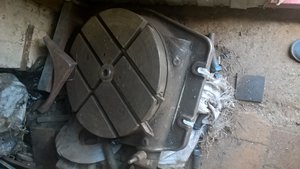 Аля поворотный стол...заместо ручки ШД....диаметр 450мм..жалко что в центре отверстие не сквозное под пневматику - будем думать) (5340 просмотров) <a class='original' href='./download/file.php?id=119000&mode=view' target=_blank>Загрузить оригинал (1.96 МБ)</a>