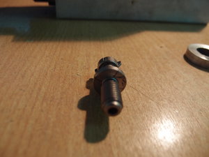 еще у меня ломался вот такой винтик . в 5-ке стоит , держит как раз эти лепестки круглой пружинкой. (8138 просмотров) <a class='original' href='./download/file.php?id=120075&mode=view' target=_blank>Загрузить оригинал (3.88 МБ)</a>