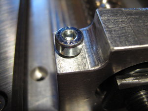 Винт М4, продевается через эту деталь. На больший диаметр не рискнул рассверливать, вдруг промахнусь и порву торец. (3655 просмотров) <a class='original' href='./download/file.php?id=120104&mode=view' target=_blank>Загрузить оригинал (1.5 МБ)</a>