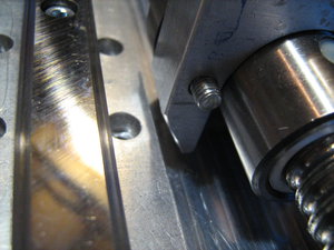 Держатель гайки SFU 1605, винт М5. Косой рез - это моя самодеятельность, думал что будет мешаться. Сам держатель сверху прикручивается двумя винтами М5. (3655 просмотров) <a class='original' href='./download/file.php?id=120106&mode=view' target=_blank>Загрузить оригинал (1.55 МБ)</a>