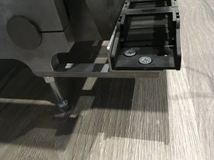 Вполне живучая конструкция, а цельная пластина добавит цену и вес, а жесткости нет. И два винта там просто не куда крутить:-)