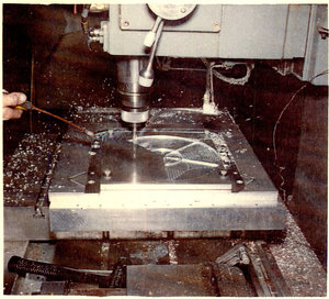 Изготовление корпуса для позолоченных пластинок «Вояджера» на станке ЧПУ. 30 июня 1977 года. Фото: NASA/JPL-Caltech (4291 просмотр) <a class='original' href='./download/file.php?id=125880&mode=view' target=_blank>Загрузить оригинал (777.03 КБ)</a>