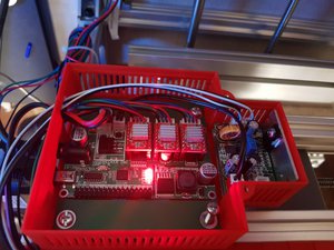 Плата WoodPecker CNC установлена в короб на арке станка, в коробе так же размещается блок питания лазера (крышка снята) (10003 просмотра) <a class='original' href='./download/file.php?id=126755&mode=view' target=_blank>Загрузить оригинал (3.75 МБ)</a>