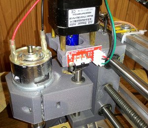 На Z ось микрик поставил только сверху, тупо прикрутил мелкими шурупами. Держатель шпинделя его нажимает. (2197 просмотров) <a class='original' href='./download/file.php?id=134423&mode=view' target=_blank>Загрузить оригинал (414.57 КБ)</a>