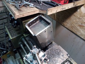 Вынос под шпиндель и переходную пластину между X и Y паралелил на школьнике. Пластину стола делал из шести частей.  Потом муторно гонял угол, прихватывал. Вроде ровно вышло, но пластина первая пойдет под замену, не фоткал ее, выглядит страшно. (4741 просмотр) <a class='original' href='./download/file.php?id=134558&sid=93f2f0c400ea13bd5e3b5b10b79024cc&mode=view' target=_blank>Загрузить оригинал (514.62 КБ)</a>