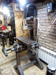 В хозяйстве на данный момент только поверочная линейка 600мм и угольник 160мм. С помощью них и выставлялся. Опоры под направляющими заверлил поперек, и нарезал резьбу м5. Все рельсы полумесяцем, кривые. Наделал из уголка Г-образные скобы и гонял параллельность. Позже, перед разборкой на покраску, приварил с одной стороны, квадратные прутки (нарезал из шпоночного прутка 4х4 кажется), базовые упоры. Так же сделал с упорными швп. (4741 просмотр) <a class='original' href='./download/file.php?id=134559&sid=93f2f0c400ea13bd5e3b5b10b79024cc&mode=view' target=_blank>Загрузить оригинал (574 КБ)</a>