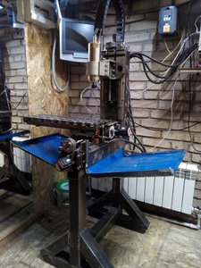 Постройка кабинета. Сейчас уже есть стенки и с трех сторон. Бак с сож будет стоять под столом. Четвертая стенка будет прямо к столу крепиться, съемная. Защиту со стороны Z сделал из листа пластика-резины. Из чего брызговики делают на авто. (4741 просмотр) <a class='original' href='./download/file.php?id=134560&sid=93f2f0c400ea13bd5e3b5b10b79024cc&mode=view' target=_blank>Загрузить оригинал (498.11 КБ)</a>