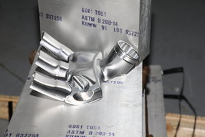 Деталь и заготовка из неё из какого-то 6061Т6 толщиной 90мм (6883 просмотра) <a class='original' href='./download/file.php?id=136795&mode=view' target=_blank>Загрузить оригинал (8.44 МБ)</a>