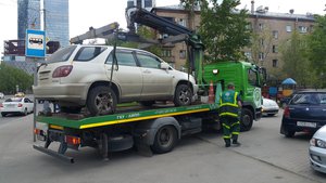 Эвакуатор увозит автомобиль от Экспоцентра. (13558 просмотров) <a class='original' href='./download/file.php?id=138897&mode=view' target=_blank>Загрузить оригинал (1.89 МБ)</a>