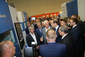 С директором КЭМЗа беседует Д.Мантуров (13440 просмотров) <a class='original' href='./download/file.php?id=138996&mode=view' target=_blank>Загрузить оригинал (8.12 МБ)</a>