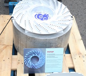 Прототип из В95Т1. Пруток Ø500mm. На фото под прутком уже само изделие из хромоникелевой стали (13261 просмотр) <a class='original' href='./download/file.php?id=139158&mode=view' target=_blank>Загрузить оригинал (1.8 МБ)</a>