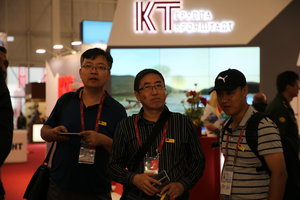 Иностранные делегации почему-то интересовались нашим стендом, а не суперсовременной техникой у соседей (1957 просмотров) <a class='original' href='./download/file.php?id=145741&mode=view' target=_blank>Загрузить оригинал (6.77 МБ)</a>