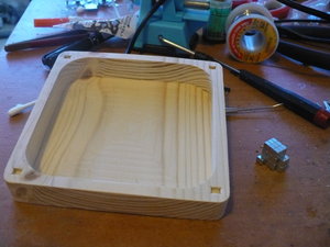 сделал пазы 3х4х5мм под ниодимовые магниты в углах крышки. Они отлично липнут к шурупам. (11449 просмотров) <a class='original' href='./download/file.php?id=14911&mode=view' target=_blank>Загрузить оригинал (2.21 МБ)</a>