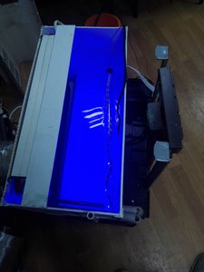 Бак с водой, внутри плавает синяя светодиодная лента в гермо-колбе. (11524 просмотра) <a class='original' href='./download/file.php?id=155940&mode=view' target=_blank>Загрузить оригинал (764.85 КБ)</a>