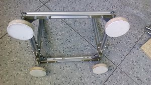 рама, усиленная уголками, вид снизу. &quot;Пятки&quot;: вырезанные из ДСП 80мм + наклеенный ленолиум. (17438 просмотров) <a class='original' href='./download/file.php?id=162780&mode=view' target=_blank>Загрузить оригинал (2.67 МБ)</a>