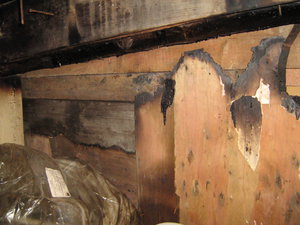 прогар в стене, теперь закрыт досками (4051 просмотр) <a class='original' href='./download/file.php?id=168366&mode=view' target=_blank>Загрузить оригинал (1.66 МБ)</a>