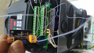 Вот так примерно подключил. Меня смущает 12 v...  Куда его? На частотнике есть 10 на контроллере 12... (2525 просмотров) <a class='original' href='./download/file.php?id=176037&mode=view' target=_blank>Загрузить оригинал (2.79 МБ)</a>