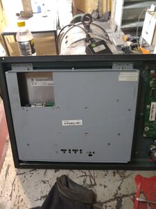 Обратная сторона пульта, чем-то напоминает cnc-d от yara. Обычный монитор, блок питания был приклеен на двусторонний скотч в пульте (159881 просмотр) <a class='original' href='./download/file.php?id=188678&mode=view' target=_blank>Загрузить оригинал (2.65 МБ)</a>