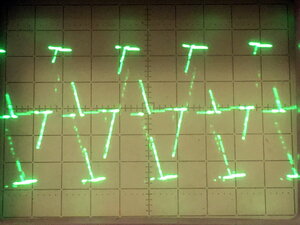 Осциллограмма сигнала с одной из обмоток статора. (1432 просмотра) <a class='original' href='./download/file.php?id=193609&mode=view' target=_blank>Загрузить оригинал (226.33 КБ)</a>