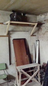 Полка, под всякий хлам. По задумке - плавно наползет на стену и превратится в стеллаж. (2932 просмотра) <a class='original' href='./download/file.php?id=19646&mode=view' target=_blank>Загрузить оригинал (389.87 КБ)</a>