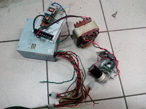 блоки питания комповый, 24в , 110в трансформатор(вторичка перемотана в ручную под нужное напряжение), <br />впрво внизу диодный мост-конденсатор-контроллер напряжения 0-110в и реле включения шпинделя (3738 просмотров) <a class='original' href='./download/file.php?id=196971&mode=view' target=_blank>Загрузить оригинал (3 МБ)</a>