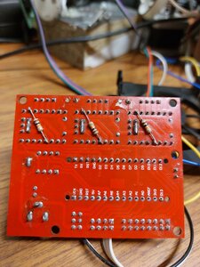 вот так переделал шилд на максимальный микрошаг ,перемычек с той стороны нет .<br />Китайцы сделали перемычки на землю а надо на плюс! (406 просмотров) <a class='original' href='./download/file.php?id=199672&mode=view' target=_blank>Загрузить оригинал (3.64 МБ)</a>