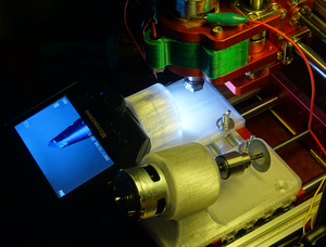 В результате - на рабочий стол одновременно встают и микроскоп и точило. Диск с алмазным напылением 30 мм диаметром. Грызет твердосплав неторопясь, но надежно. Ось вращения заклонена к столу на 16 градусов. Т.е. гравер перетачивается под 32 градуса. Ось микроскопа совмещена с осью точила. Не очень удобно что плоскость изображения и плоскость точения навстречу друг другу. Но работать можно. (637 просмотров) <a class='original' href='./download/file.php?id=200224&mode=view' target=_blank>Загрузить оригинал (2.57 МБ)</a>