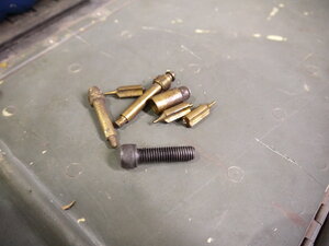 А вот эти детальки были извлечены из под ПБ. Между станиной и ПБ спереди (у патрона) есть некий &quot;тайник&quot;, вот там они и прятались от токаря))) (4843 просмотра) <a class='original' href='./download/file.php?id=201795&mode=view' target=_blank>Загрузить оригинал (5.59 МБ)</a>