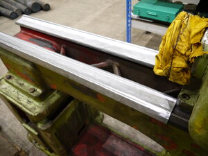 Такие кожухи мы достаточно часто используем при защите направляшек станков на песочке, но там направляющие прямоугольные и загибать их проще. (4692 просмотра) <a class='original' href='./download/file.php?id=201947&mode=view' target=_blank>Загрузить оригинал (4.82 МБ)</a>