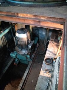 Двигатель вращения планшайбы, ниже двигатель насоса гидравлики, переключение диапазонов (2481 просмотр) <a class='original' href='./download/file.php?id=202029&mode=view' target=_blank>Загрузить оригинал (1.98 МБ)</a>