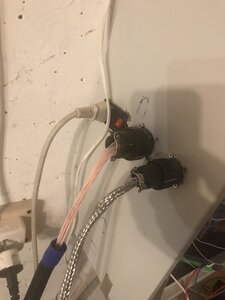 вход разъёмов в ящик (858 просмотров) <a class='original' href='./download/file.php?id=203965&mode=view' target=_blank>Загрузить оригинал (484.4 КБ)</a>