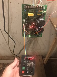 потроха частотника. Красный провод - заземление (858 просмотров) <a class='original' href='./download/file.php?id=203987&mode=view' target=_blank>Загрузить оригинал (592.6 КБ)</a>