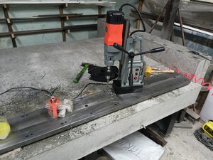 На этом фото делаю отверстия для крепления основы из металла к бетону. Сверлю парами отверстия, одно что бы притянуть, рядом отверстие с резьбой что бы упереть в закладные из металла в бетоне. Так получилось очень точно выставить основу. Хотя основа была шлифована. (2090 просмотров) <a class='original' href='./download/file.php?id=206646&mode=view' target=_blank>Загрузить оригинал (3.94 МБ)</a>