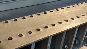 Я конечно знал что алюминий метал мягкий, но тут все же 4 мм толщина, да и считай прижимные поверхности рядом с точкой прижима, но правда не учел, что сухарь сверху имеет свободный просвет до поверхности к которой притягивается,  когда лежит в Т-пазе, в общем в ряде мест, не смотря на кажущуюся на фото величину, выдавило на 0,23 мм максимум. Потом, кстати, когда ослабил винты, профиль лежал ровно и это втянутости не мешали и не влияли на прилегание, по сути они стали как направляющие в некотором роде. (3529 просмотров) <a class='original' href='./download/file.php?id=208192&mode=view' target=_blank>Загрузить оригинал (1009.91 КБ)</a>