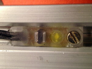 Вид датчика с магнитопроводом по бокам микросхемы. Всё залито эпоксидкой. (406 просмотров) <a class='original' href='./download/file.php?id=208513&mode=view' target=_blank>Загрузить оригинал (378.49 КБ)</a>