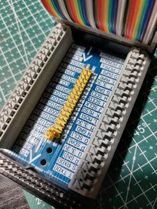 Тут по 6 пинов 5 вольт и 3.3 вольта и по 6 пинов от выводов с зажимами . И те и те замкнуты между собой. Если поставить джамперы ,то питание будет на зажимах. 8 пинов &quot;земля&quot; ,тут джампер не требуется . (775 просмотров) <a class='original' href='./download/file.php?id=210180&mode=view' target=_blank>Загрузить оригинал (3.32 МБ)</a>