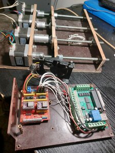 Вот сборка для работы с макетом на кухне и он сам.<br />Концевики были на нём ,переставил на принтер. <br />Запылился слегка ,давно не трогал. (877 просмотров) <a class='original' href='./download/file.php?id=210539&mode=view' target=_blank>Загрузить оригинал (3.79 МБ)</a>