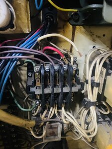 Это самый главный пускаетель в него приходят 3 фазы (коричневые провода) с тублера подачи электричества с кабеля( не путаем кнобку включения шпинделя) (706 просмотров) <a class='original' href='./download/file.php?id=212734&mode=view' target=_blank>Загрузить оригинал (2.85 МБ)</a>