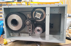 Коробка передач. Переключение осуществляется перекидыванием ремня от большого шкива с верхнего на нижний. (17776 просмотров) <a class='original' href='./download/file.php?id=213521&mode=view' target=_blank>Загрузить оригинал (877.19 КБ)</a>