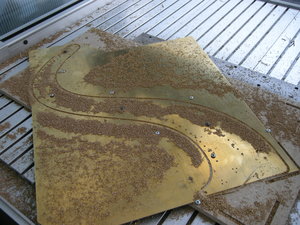 Вырезка &quot;щеки&quot;. Фреза выходит ниже листа в деревяшку. Изделие закреплено шурупами, через отв, которые сделаны в первую очередь. (2623 просмотра) <a class='original' href='./download/file.php?id=21766&mode=view' target=_blank>Загрузить оригинал (4.28 МБ)</a>