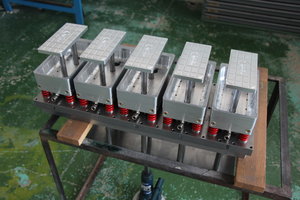 Донца подняты. Вырубленное изделие выталкивается из формы. (3008 просмотров) <a class='original' href='./download/file.php?id=21858&mode=view' target=_blank>Загрузить оригинал (5.9 МБ)</a>