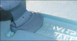 Заливаем форму смолой. Нужно заливать в одном месте, а смола пусть растекается сама (6274 просмотра) <a class='original' href='./download/file.php?id=2282&mode=view' target=_blank>Загрузить оригинал (15.58 КБ)</a>